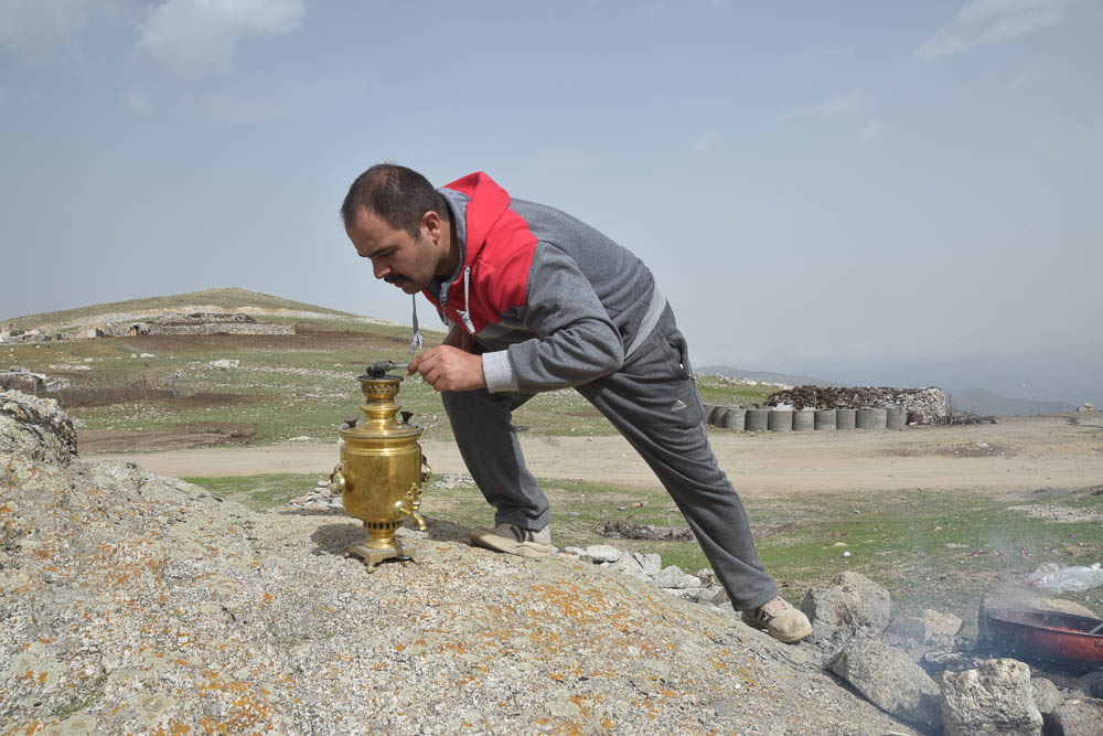 Charcoal samavar iranian hospitality babak castle azarbaijan escapefromtehran com charcoal samavar